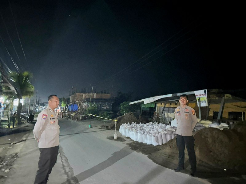 Polsek Tembilahan Hulu Siagakan Personel Khawatir Longsor Susulan di Sungai Indragiri