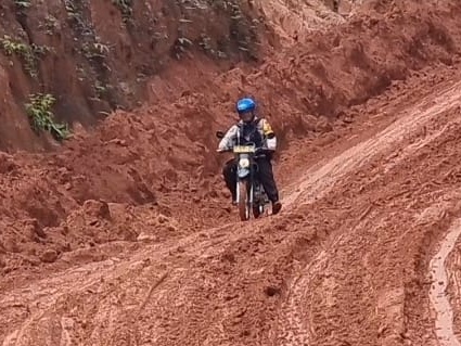 Trabas Jalur Ekstrim dan Sambangi Emak-emak, Kapolsek Kemuning Cooling System di Desa Batu Ampar