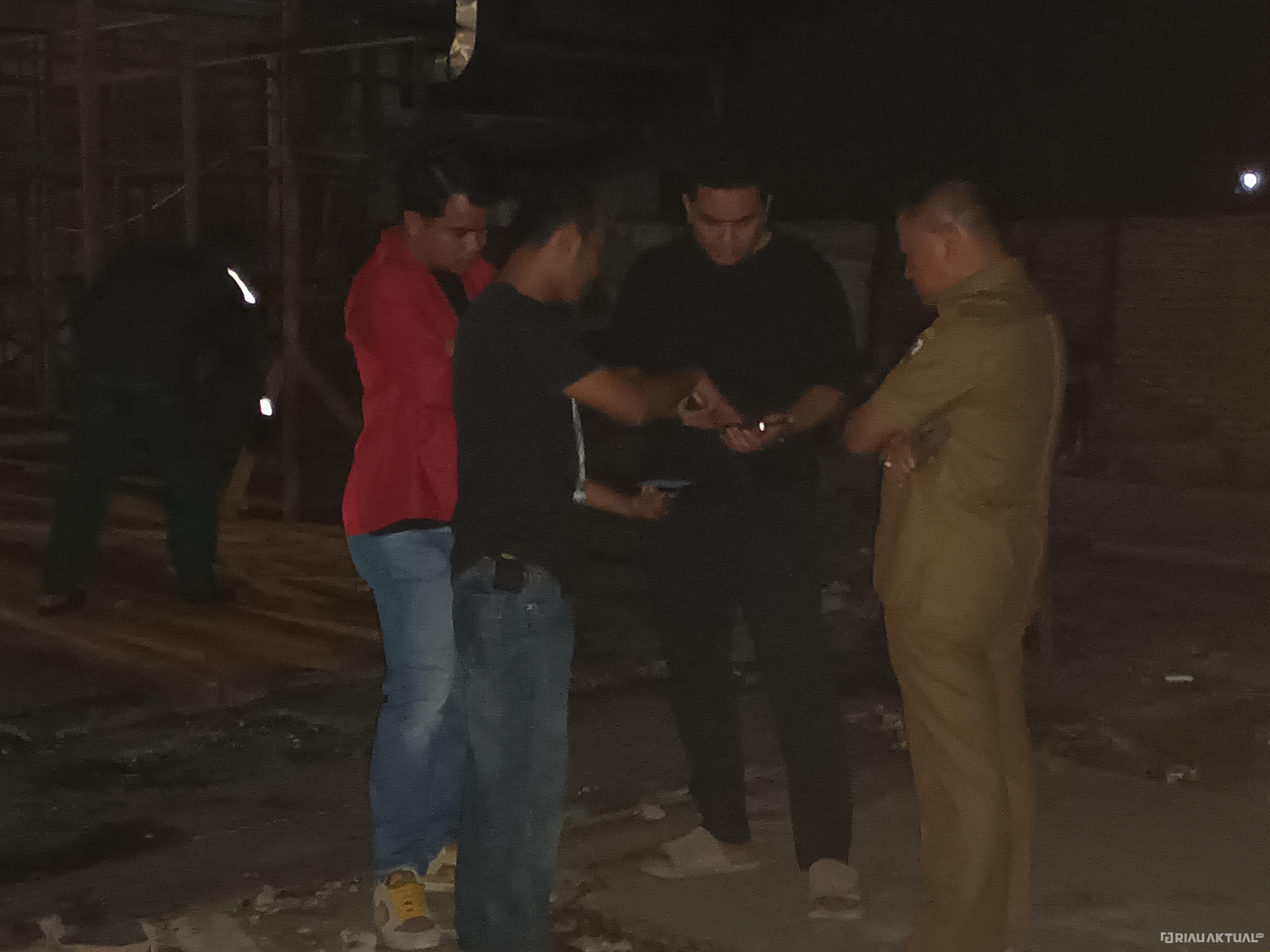 Hingga Larut Malam, Kepala Disperindag Pekanbaru Tinjau Progres Pembangunan Pasar Cik Puan
