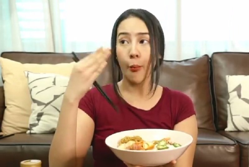 Anya Geraldine Makan Mie Sampai Basah Bikin Netizen Jantungan
