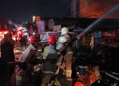 Api Lahap Dua Kios di Pekanbaru