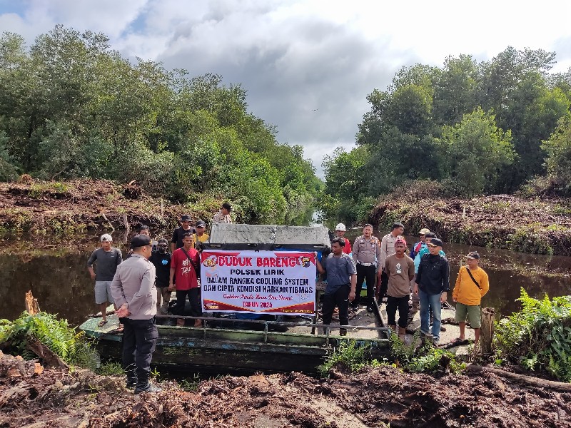 Susuri Kanal, Kapolsek Bawa Pesan Pemilu Damai dan Bansos Untuk Pekerja Manda
