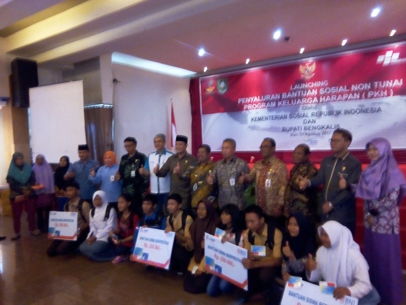 Kemensos RI dan Bupati Bengkalis Serahkan Bantuan PKH Kepada Ratusan Masyarakat Miskin