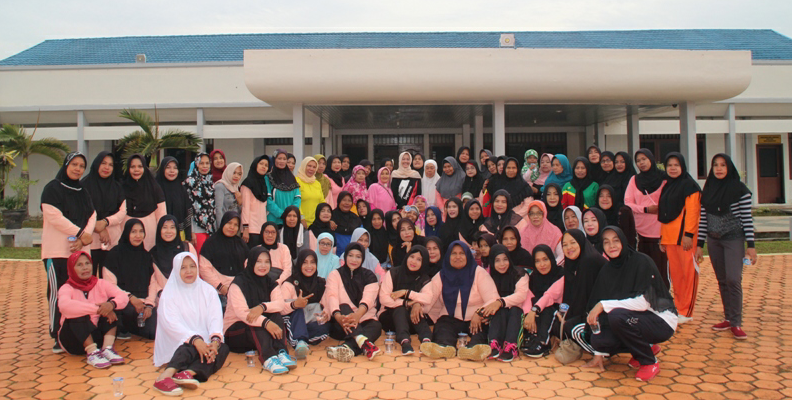 Semangat Pagi, Emak-emak Lakukan Senam