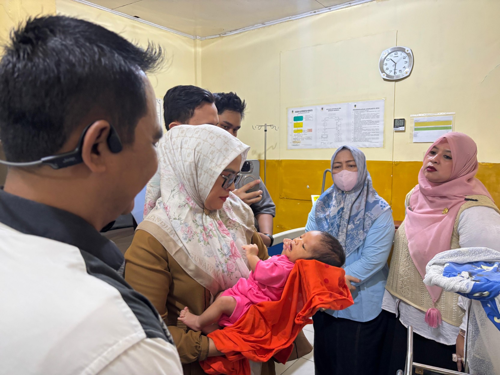Bayi Laki-laki Ditemukan di Teras Rumah Warga Pekanbaru Tengah Malam
