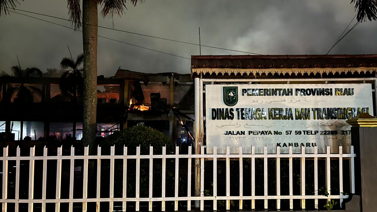 Polisi Selidiki Penyebab Kebakaran Kantor Disnakertrans Riau
