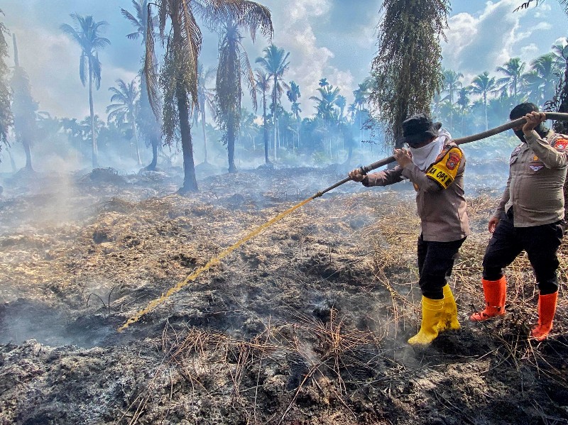 Dua Hektare Lahan Terbakar di Inhil, AKBP Budi Turun Padamkan Karlahut di Kecamatan Kempas