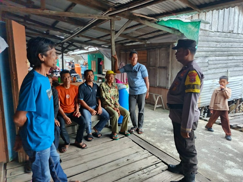 Polsek Tanah Merah Sampaikan Pesan Pilkada Damai kepada Masyarakat di Desa Tanjung Baru