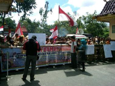 Ratusan Guru Honor Demo Kantor Walikota