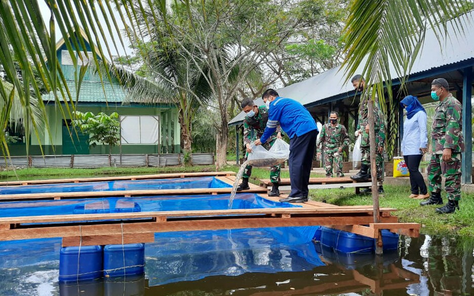 PT PJB UBJOM Luar Jawa 2 PLTU Tembilahan Salurkan CSR 4 Ribu Benih Lele