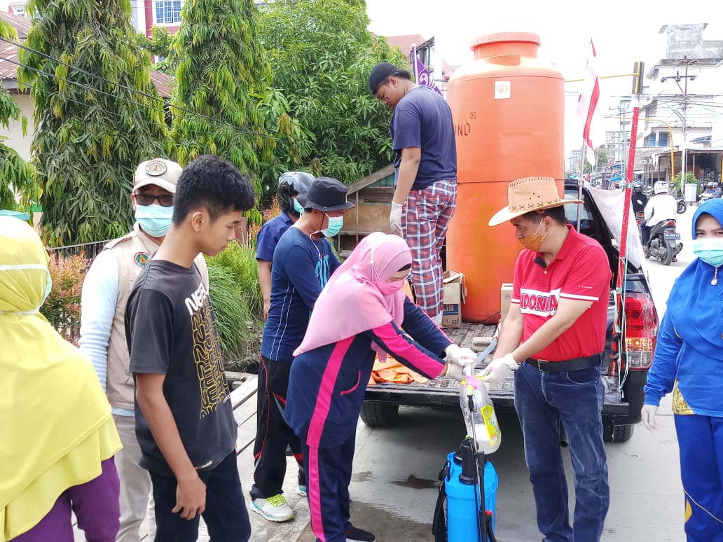 Cegah Penyebaran Covid 19 Ketua IKKD Inhil Terjun Langsung Membagikan Cairan Disinfektan