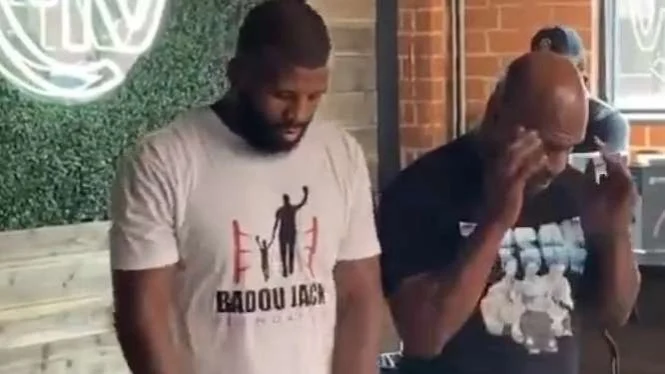 Video Viral Salat Jamaah Mike Tyson dan Badou Jack Tuai Kecaman