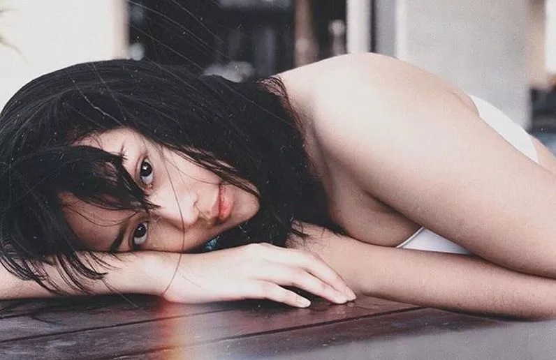 Kenakan Baju Bolong-Bolong, Anya Geraldine Pamerkan...