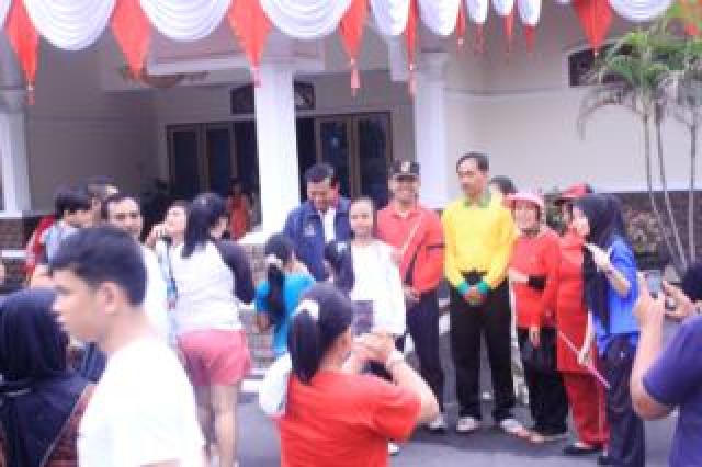 Warga Jalan Santai Sampai ke Pekarangan Rumah Walikota