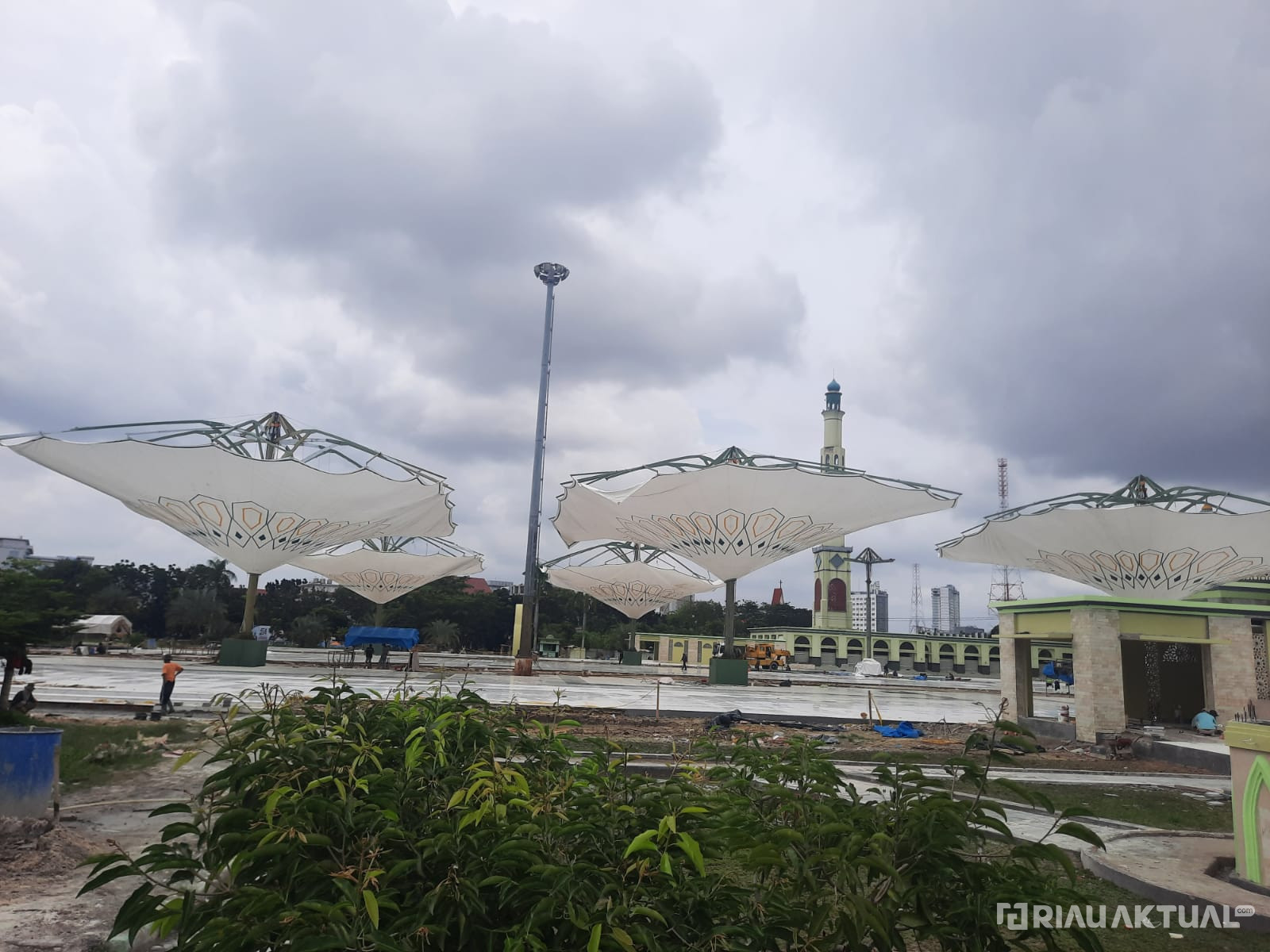 Waktu Yang Ditetapkan Habis, Proyek Payung Rp42 Miliar di Mesjid Annur Riau Tak Selesai
