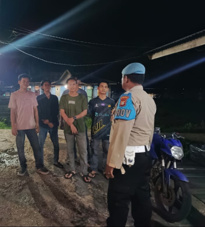 Bripka Hendra Cooling System Pemilu Damai 2024 di Desa Pulau Burung