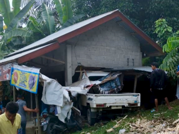 Mobil Pick Up Tabrak Warung di Kuansing, Diduga Sopir Mengantuk