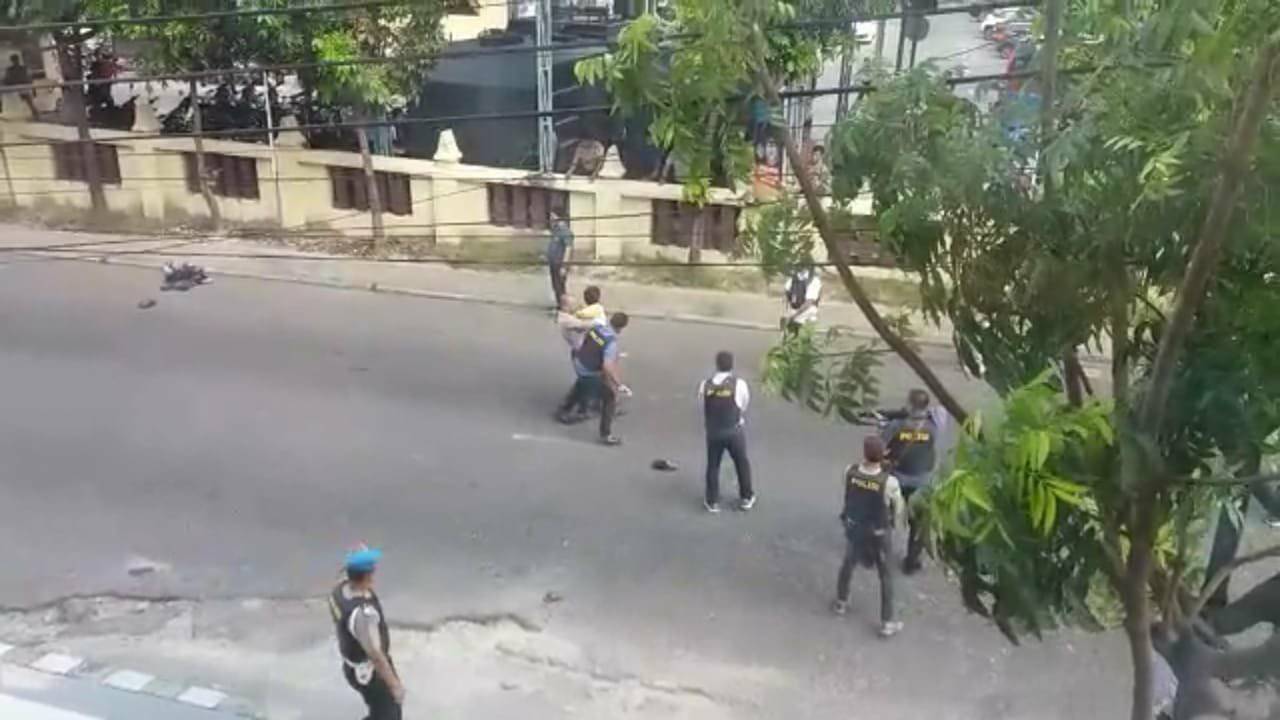 Seorang Pria Diamankan di Samping Polresta Pekanbaru, Ini Videonya