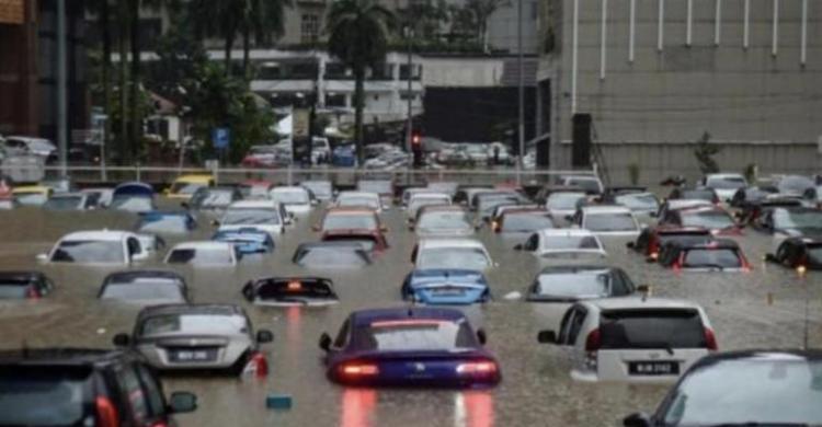 Kuala Lumpur Dikepung Banjir, Mobil-mobil Terendam