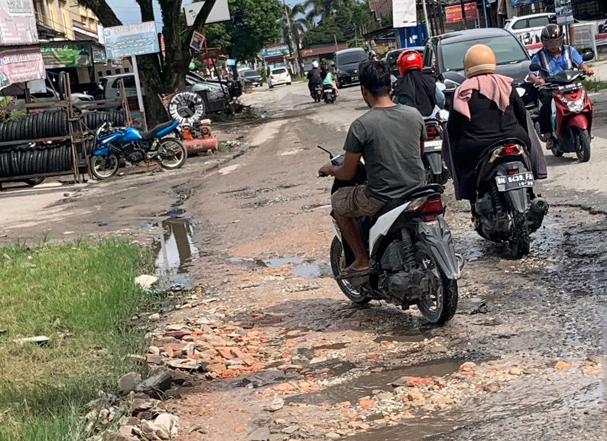 Tak Kunjung Diperbaiki, Warga Keluhkan Kerusakan Jalan Maharatu Pekanbaru