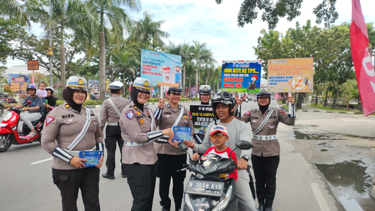 Tim Cooling System Ditlantas Polda Riau Edukasi Pengendara dan Masyarakat di Kawasan Purna MTQ