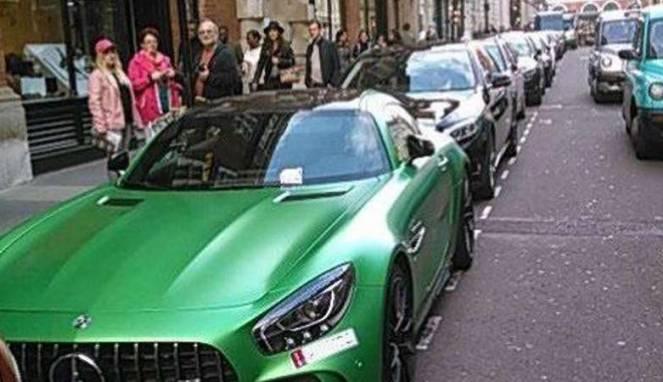 Ini nih Kelakuan 'Aneh' Orang Kaya Arab Bersama Mobil Mewahnya