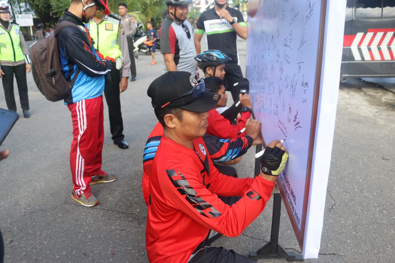 Warga Tembilahan Bubuhkan Tanda Tangan Dukung Polri