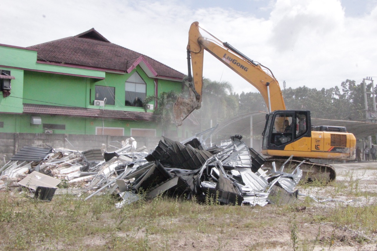 Tak Kantongi IMB, Ekskavator Pemko Robohkan Satu Rumah di Sudirman
