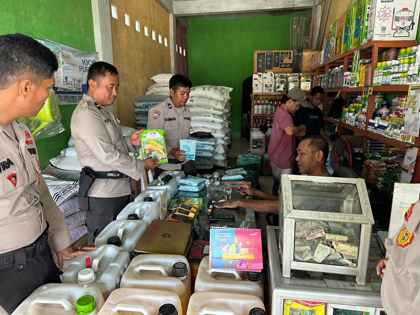 Polsek Kelayang Edukasi Pemilu Damai dan Salurkan Bansos Untuk Poktan di Rakit Kulim