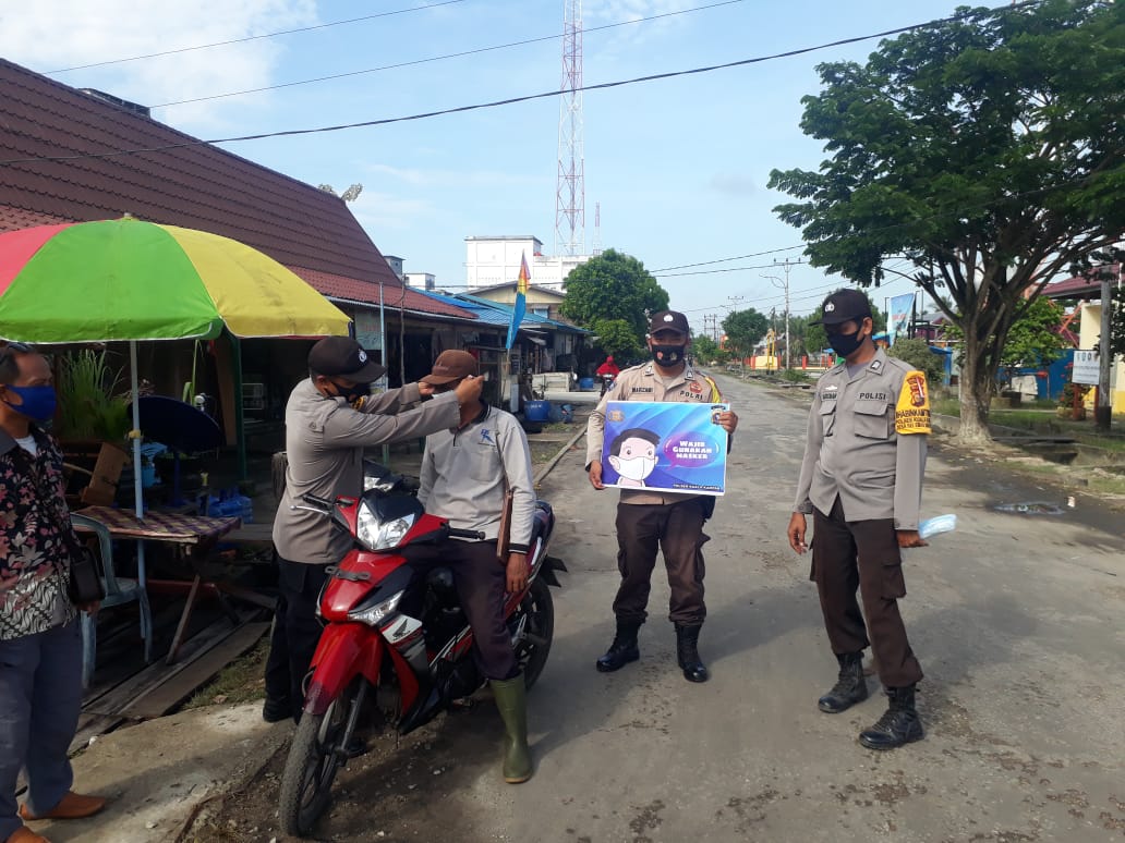 Cegah Covid-19 Polsek Kuala Kampar Bagikan Masker