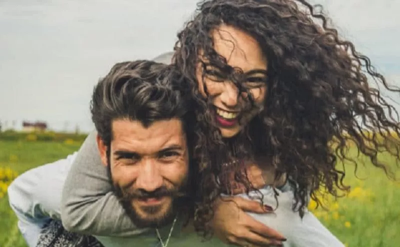 Enam Tanda Kamu Sudah Menjadi Bucin, Apa Saja?