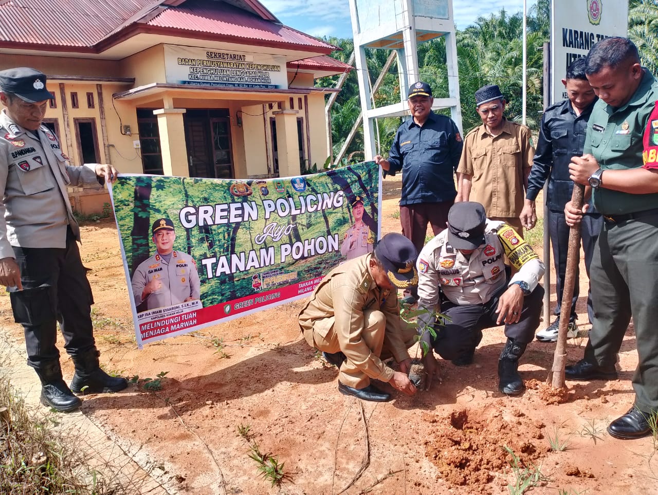 Green Policing, Polsek Rimba Melintang Tanam Pohon Bersama Penghulu dan Warga