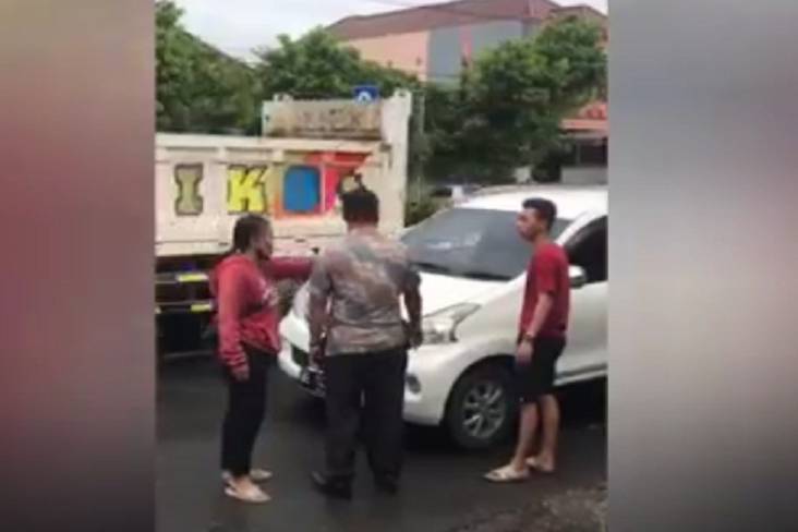Istri Hentikan Laju Mobil Suami karena Diduga Bawa Wanita Simpanan