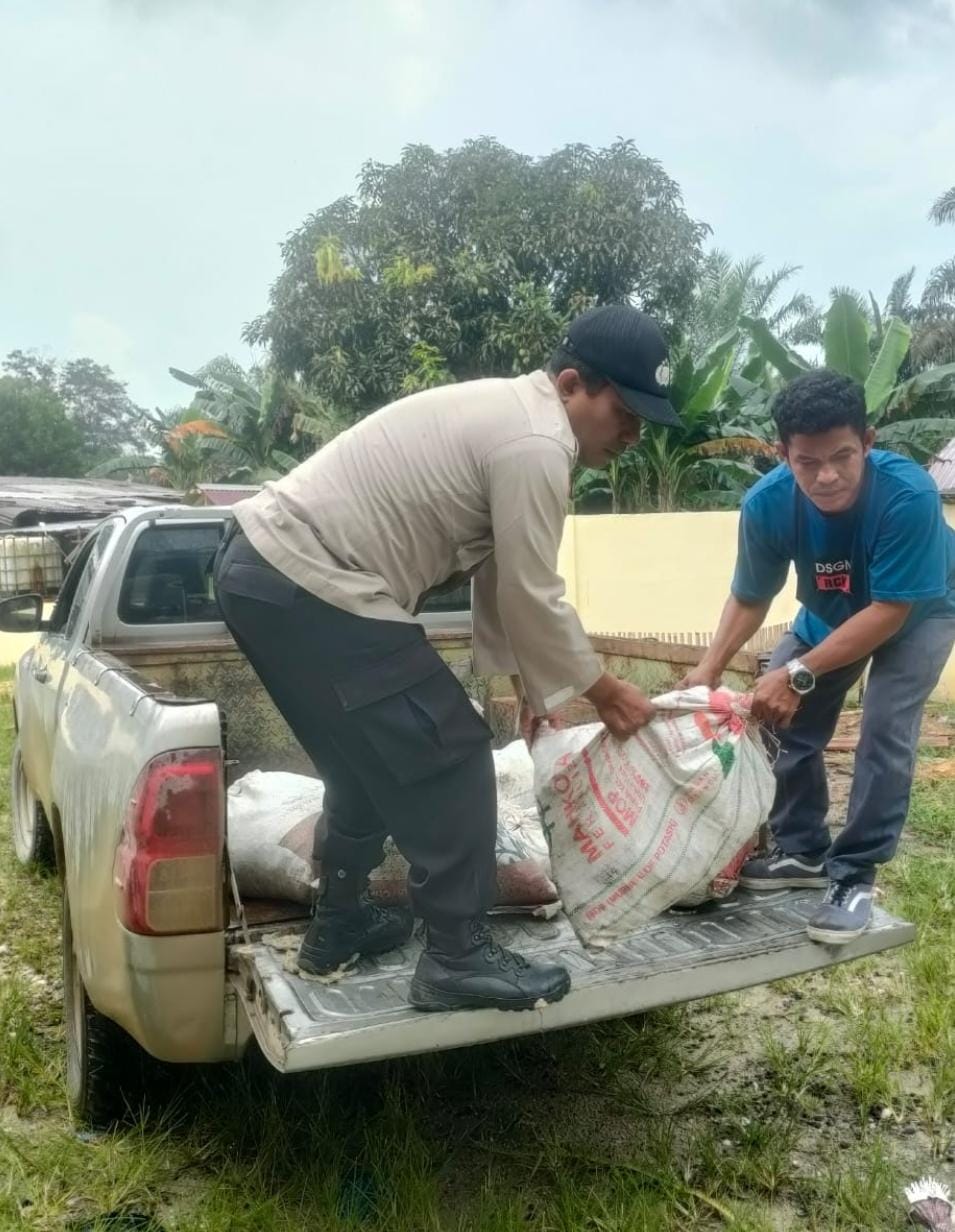 Anggota Polsek Langgam Bantu Warga dalam Sambang Pilkada Damai
