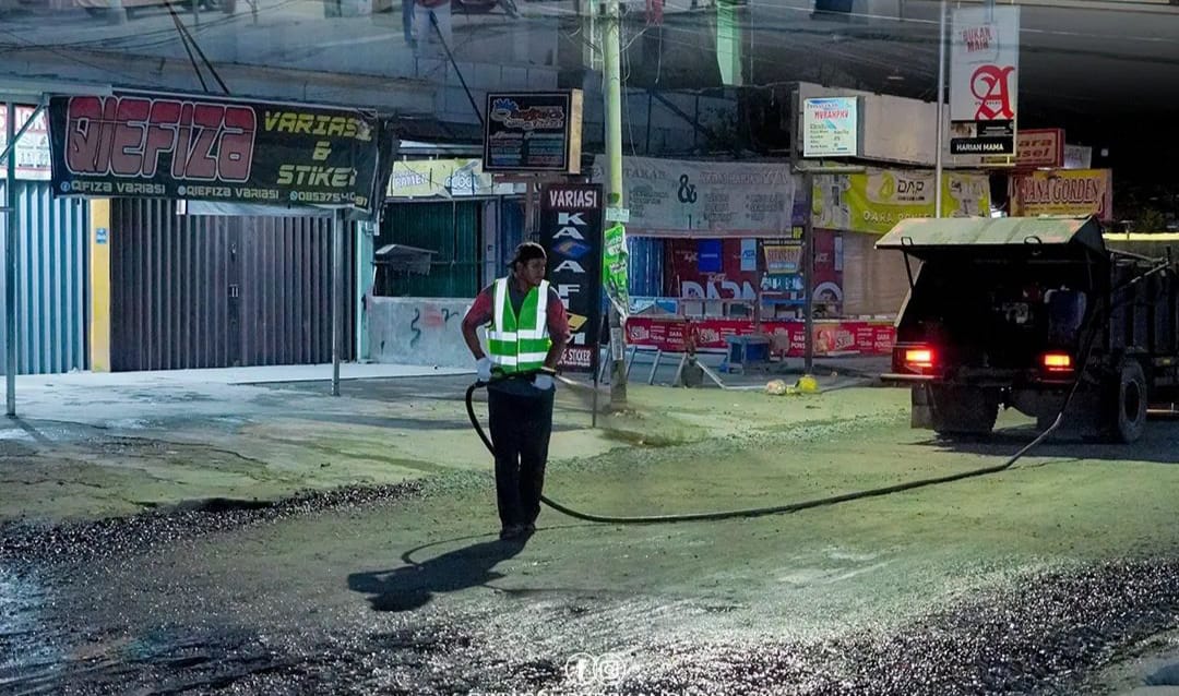 Overlay Jalan Suka Karya Tuntas, Berlanjut ke Perbaikan Drainase