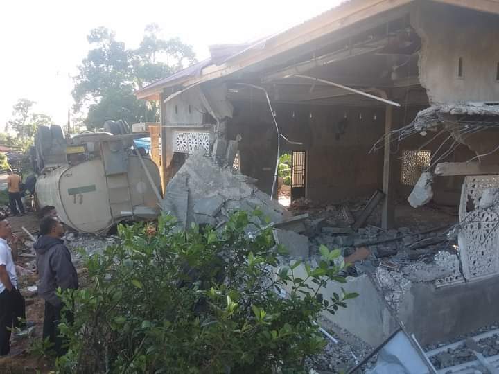 Diduga Akibat Rem Blong, Truck CPKO Hantam Mushola di Lintas Teluk Kuantan