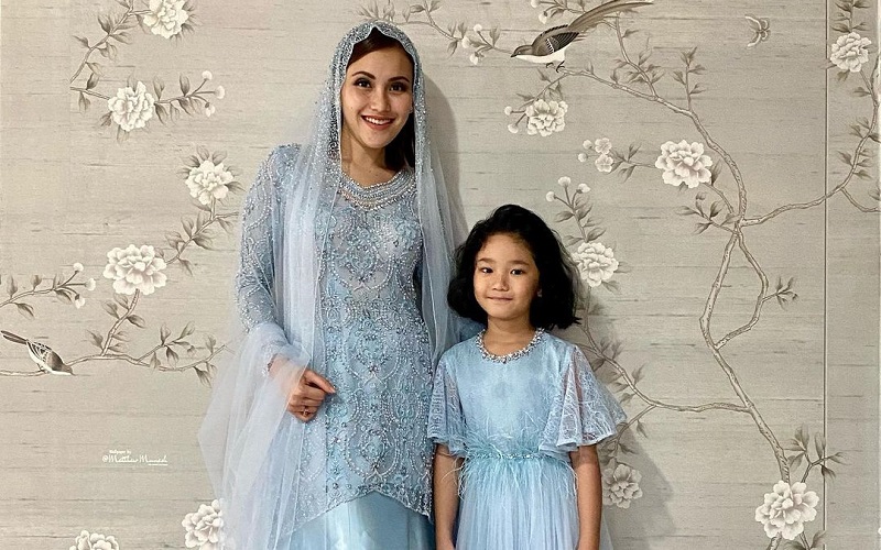 Ini Potret Cantik Ayu Ting Ting Kompak Tampil Biru Muda Sekeluarga