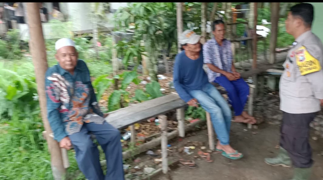 Babinkamtibmas Desa Gemilang Jaya Cegah Berita Hoax dan Edukasi Pemilu Damai 2024