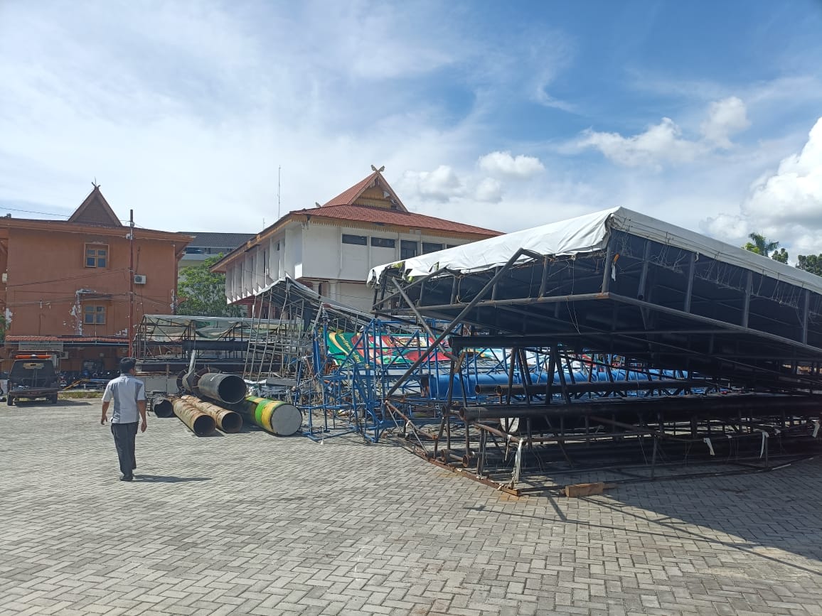 Ruas Jalan Sudirman Pekanbaru Ditargetkan Seminggu Ke Depan Bebas dari Baliho dan Tiang Reklame