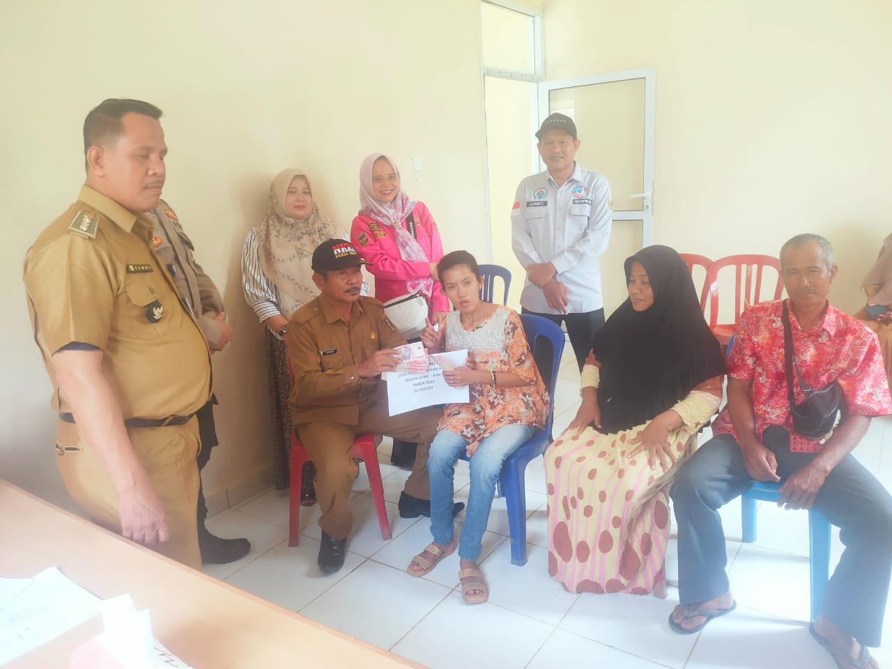 Pemdes Pulau Panjang Hulu Salurkan BLT DD Triwulan Pertama Tahun 2024 kepada 2 KPM