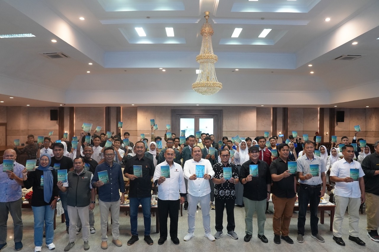 Ketum PWI Luncurkan Buku 'Mengeja Laut' di Babel, Ajak Pilkada Damai dan Anti-Hoaks