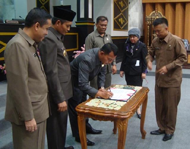 Akhirnya Perda Pasar Rakyat, Pusat Perbelanjaan, dan Swalayan Disahkan DPRD Pekanbaru