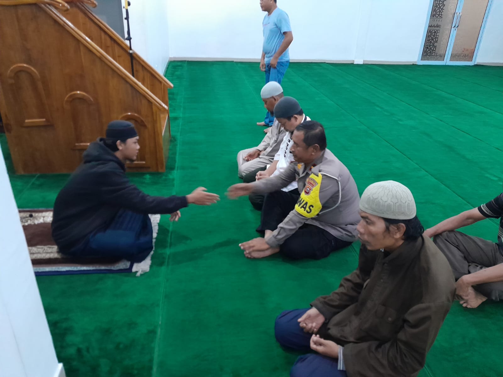 Bawa Pesan Pemilu Damai, Anggota Polsek Rumbai Shalat Subuh Berjamaah