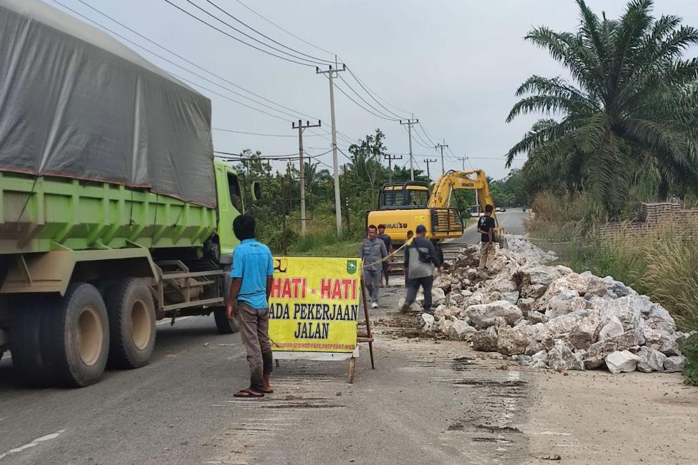 Pemprov Riau Kebut Perbaikan Ruas Jalan Cirenti-Air Molek