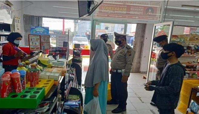 Berikan Keamanan Lingkungan, Pawas Polsek Pangkalan Kerinci Pimpin Patroli di Tempat Rawan 