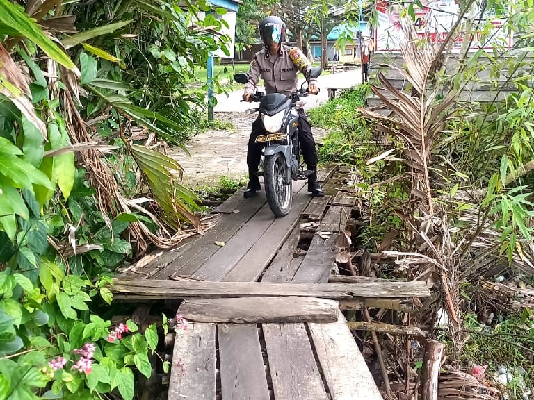 Sosialisasi Pemilu, Anggota Polsek Tempuling Terpaksa Lewati Jembatan Lapuk