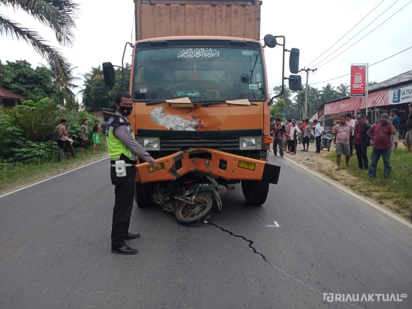 Laga Kambing Dengan Truck Fuso, Pengendara Revo Tewas Ditempat
