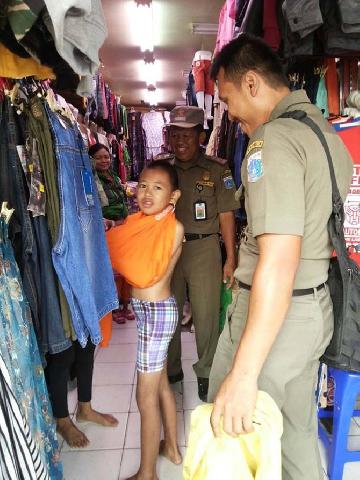 Mengharukan, Satpol PP belikan baju dan makan bocah terlantar