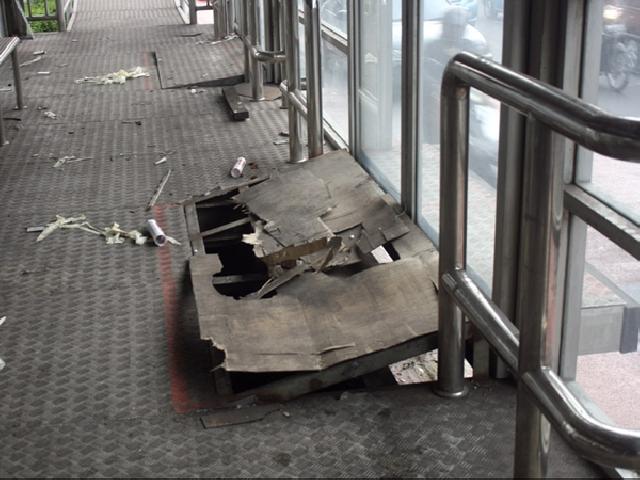 Wah !! Separuh Halte Bus Di Pekanbaru Di Rusak