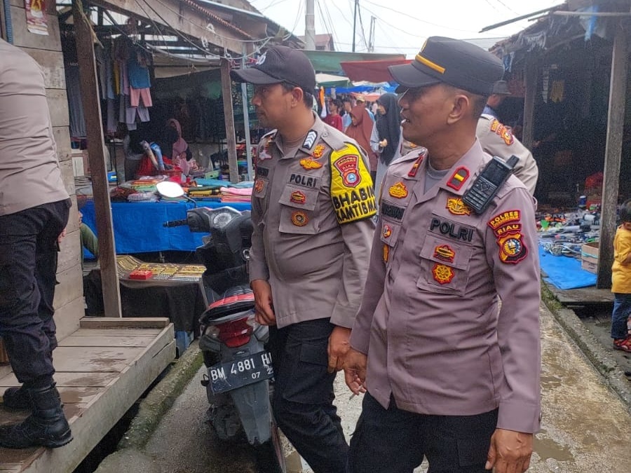 Kapolsek Batang Tuaka Sosialisasi Pemilu Damai di Pasar Desa Sungai Luar Inhil